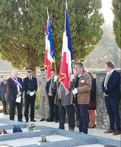 Moment de recueillement au cimetière